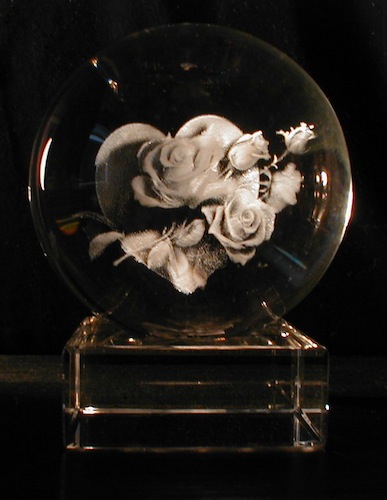 Розы с сердцем в стеклянном шаре